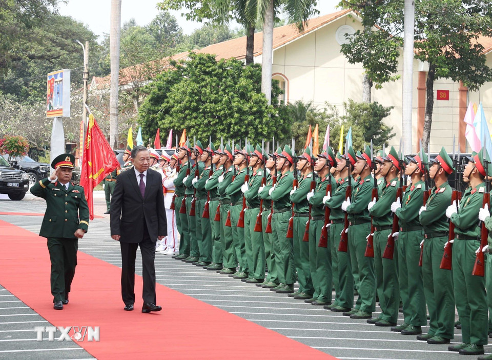 Tổng Bí thư Tô Lâm thăm Bộ Chỉ huy quân sự tỉnh Bình Dương. (Ảnh: Thống Nhất/TTXVN)