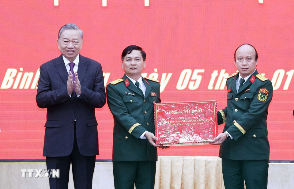 Tổng Bí thư Tô Lâm tặng quà cán bộ, chiến sỹ Bộ Chỉ huy quân sự tỉnh Bình Dương. (Ảnh: Thống Nhất/TTXVN)