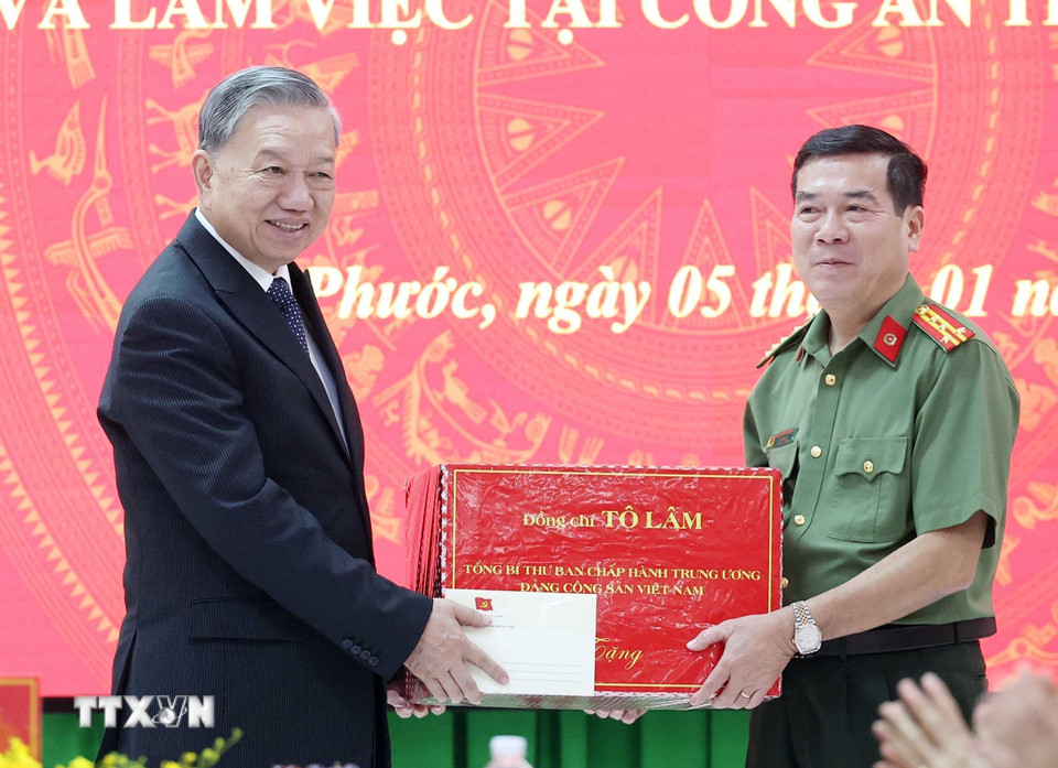 Tổng Bí thư Tô Lâm tặng quà cho cán bộ, chiến sỹ Công an tỉnh Bình Phước. (Ảnh: Thống Nhất/TTXVN)
