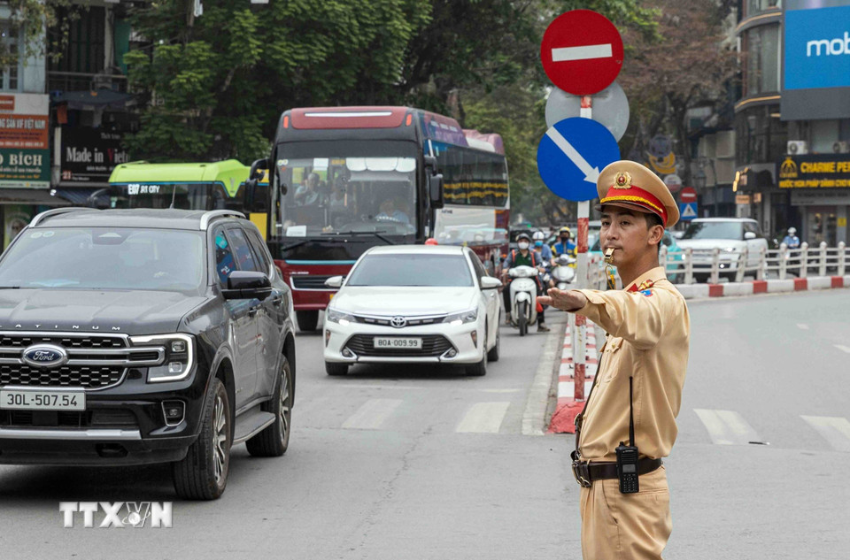 Cán bộ, chiến sỹ đội Cảnh sát Giao thông số 1 làm nhiệm vụ phân luồng, điều tiết giao thông trên địa bàn quận Hoàn Kiếm. (Ảnh: Phạm Kiên/TTXVN)