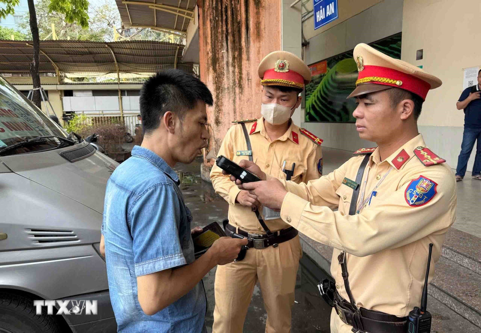 CSGT kiểm tra nồng độ cồn và ma tuý đối với các tài xế xe khách tại bến xe Mỹ Đình. (Ảnh: Phạm Kiên/TTXVN)