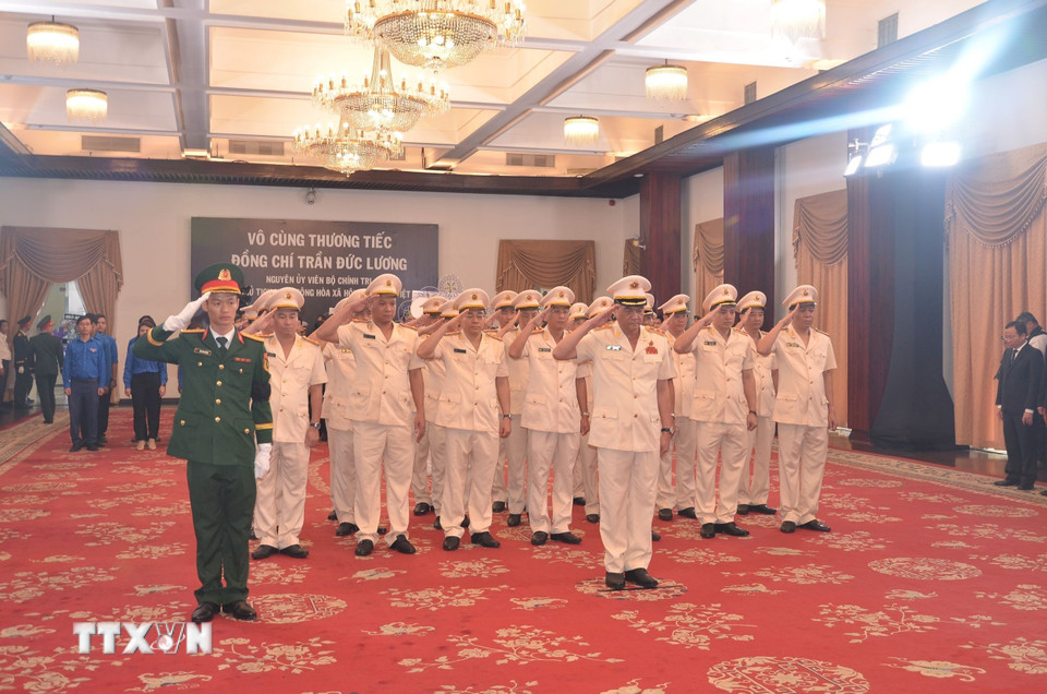 Đoàn Công an Thành phố Hồ Chí Minh viếng nguyên Chủ tịch nước Trần Đức Lương. (Ảnh: Linh Sơn/TTXVN)