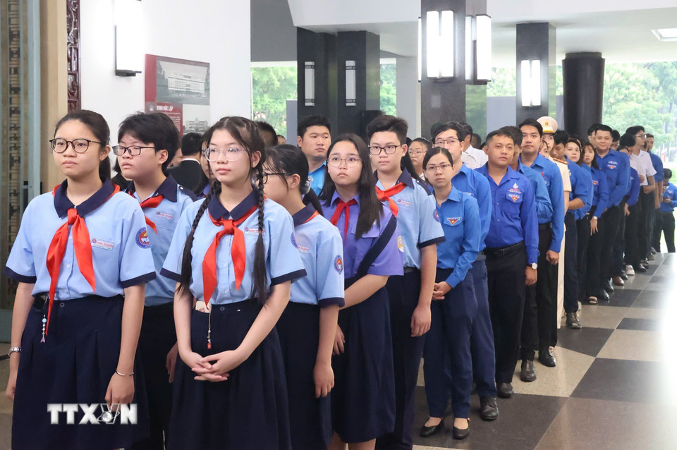 Học sinh thành phố Hồ Chí Minh vào viếng nguyên Ủy viên Bộ Chính trị, nguyên Chủ tịch nước Trần Đức Lương. (Ảnh: Hồng Giang/TTXVN)