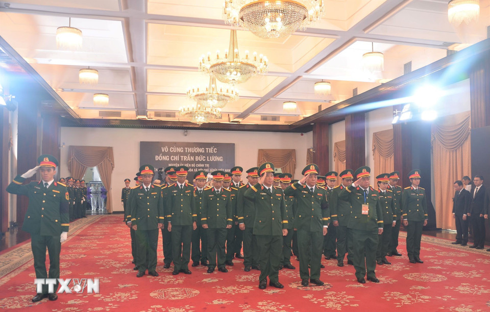 Đoàn Bộ Tư lệnh Thành phố Hồ Chí Minh vào viếng nguyên Chủ tịch nước Trần Đức Lương. (Ảnh: Linh Sơn/TTXVN)