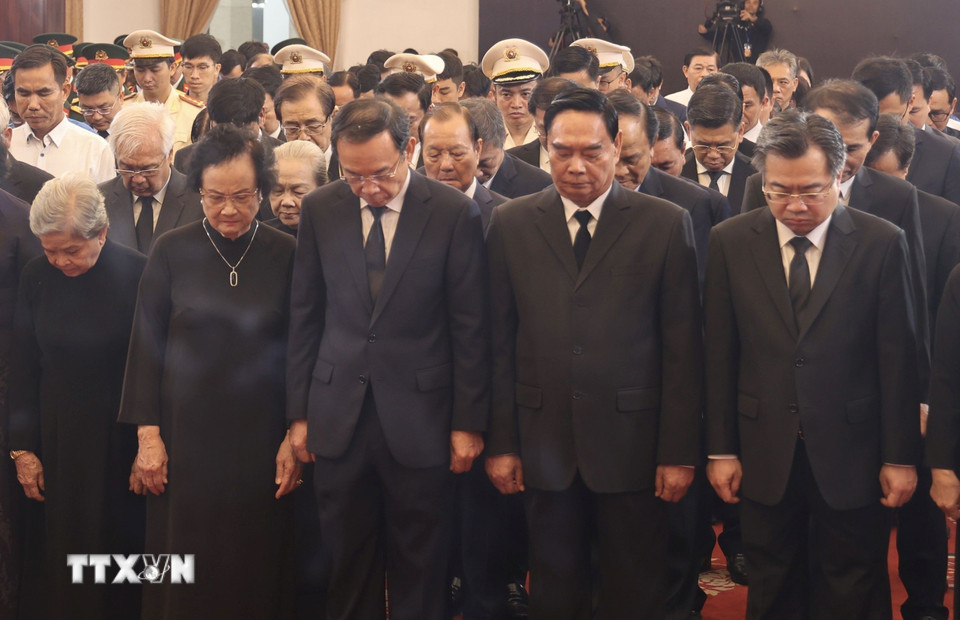 Các đại biểu thực hiện nghi thức mặc niệm nguyên Chủ tịch nước Trần Đức Lương. (Ảnh: Hồng Giang/TTXVN)