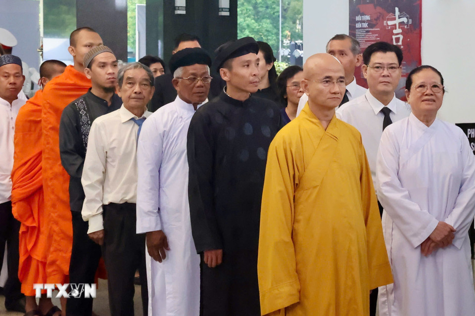 Các tổ chức tôn giáo vào viếng nguyên Ủy viên Bộ Chính trị, nguyên Chủ tịch nước Trần Đức Lương. (Ảnh: Hồng Giang/TTXVN)