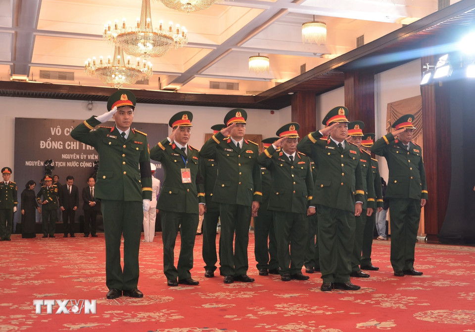 Đoàn Quân khu 7 do đồng chí Thiếu tướng Trần Vinh Ngọc, Chính ủy Quân khu 7 làm trưởng đoàn vào viếng nguyên Chủ tịch nước Trần Đức Lương. (Ảnh: Linh Sơn/TTXVN)