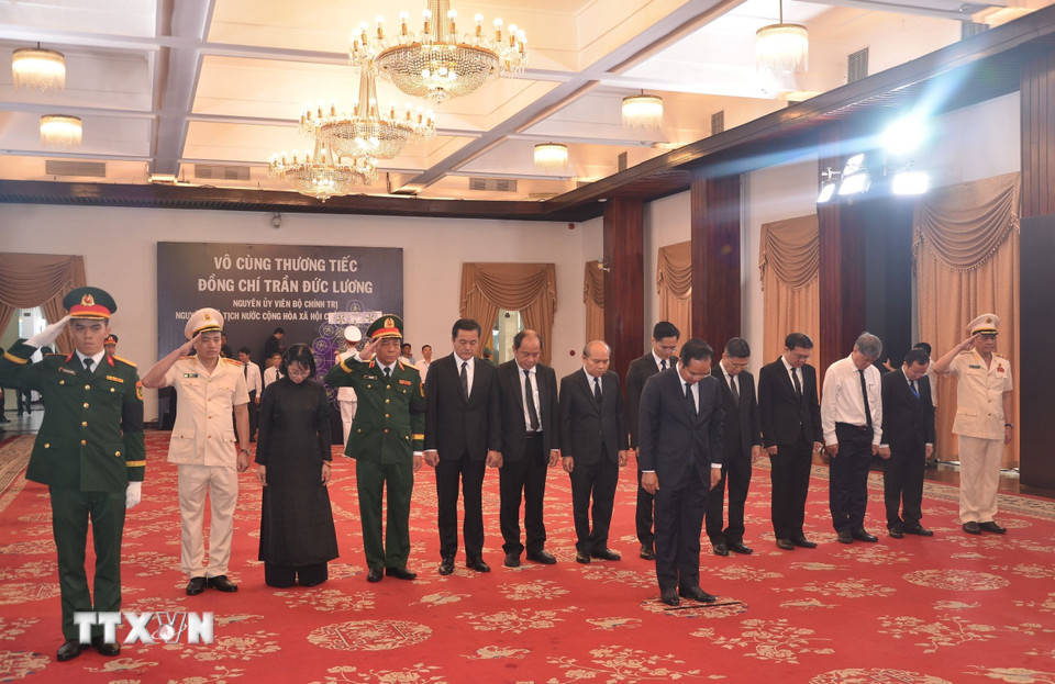 Đoàn Ủy ban nhân dân Thành phố Hồ Chí Minh do đồng chí Nguyễn Văn Được, Chủ tịch Ủy ban nhân dân Thành phố vào viếng nguyên Chủ tịch nước Trần Đức Lương. (Ảnh: Linh Sơn/TTXVN)