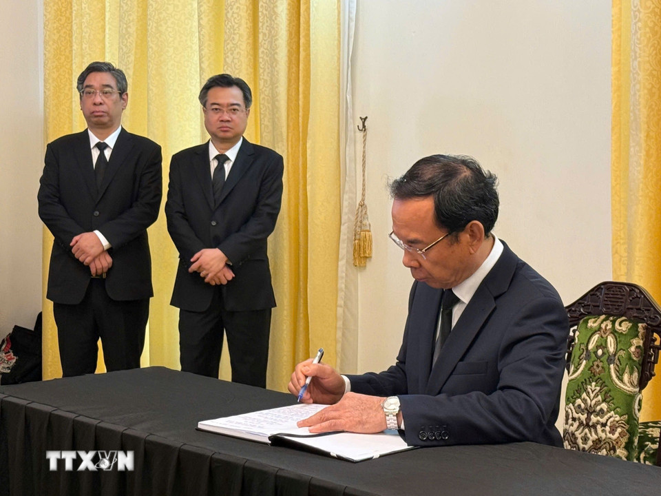 Ủy viên Bộ Chính trị, Bí thư Thành ủy Thành phố Hồ Chí Minh Nguyễn Văn Nên ghi sổ tang tại lễ viếng. (Ảnh: Hồng Giang/TTXVN)