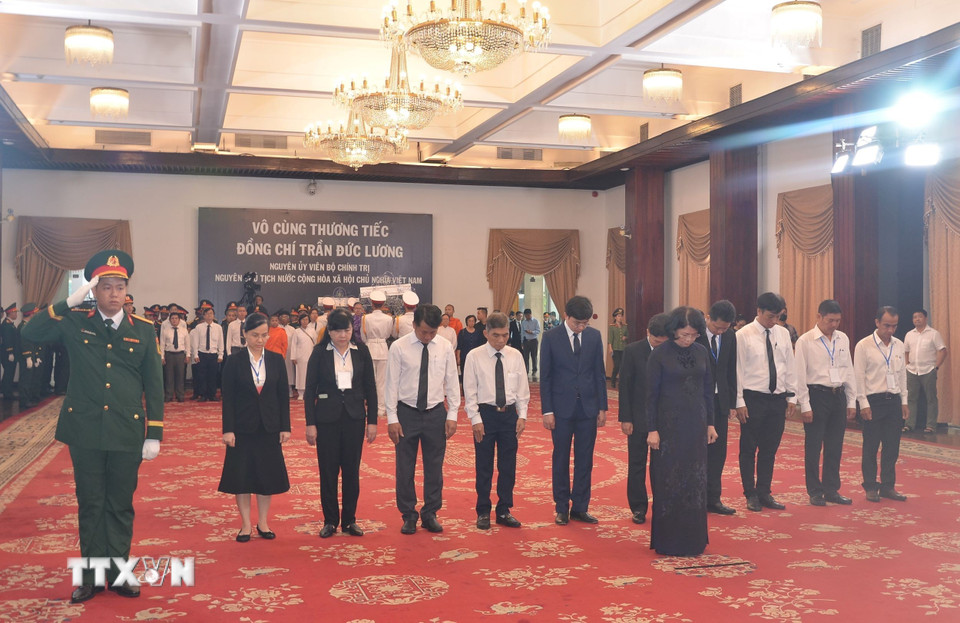 Nguyên Phó Chủ tịch nước Đặng Thị Ngọc Thịnh vào viếng nguyên Chủ tịch nước Trần Đức Lương. (Ảnh: Linh Sơn/TTXVN)