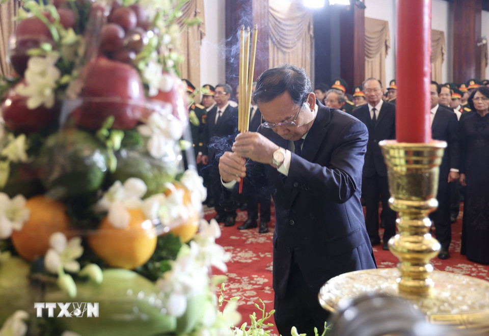 Bí thư Thành ủy Thành phố Hồ Chí Minh Nguyễn Văn Nên dâng hương tưởng nhớ nguyên Chủ tịch nước Trần Đức Lương. (Ảnh: Hồng Giang/TTXVN)