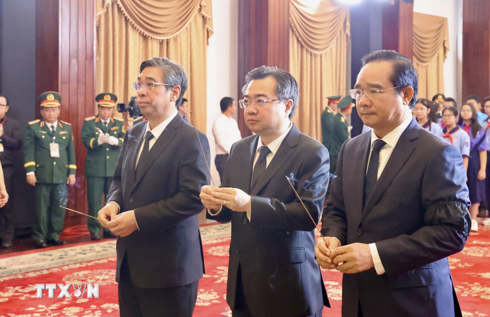 Đoàn lãnh đạo Thành phố Hồ Chí Minh viếng nguyên Chủ tịch nước Trần Đức Lương. (Ảnh: TTXVN)