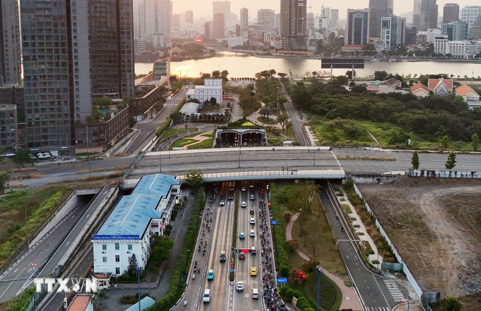 Hầm Thủ Thiêm qua sông Sài Gòn là hầm vượt sông hiện đại nhất Đông Nam Á, được thông xe từ năm 2011, nối liền đường Võ Văn Kiệt (Quận 1) sang đường Mai Chí Thọ (thành phố Thủ Đức). (Ảnh: Hồng Đạt/TTXVN)