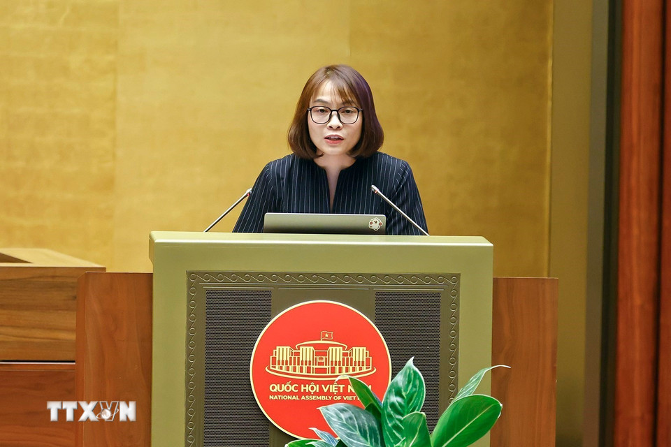 Giám đốc điều hành GenAI Fund Laura Nguyễn thuyết trình tại hội nghị. (Ảnh: Doãn Tấn/TTXVN)