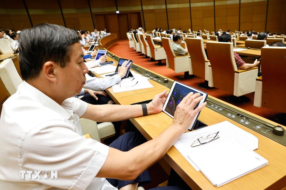 Đại biểu Quốc hội được cấp máy mới phục vụ cho hoạt động chuyển đổi số của Quốc hội. (Ảnh: Doãn Tấn/TTXVN)