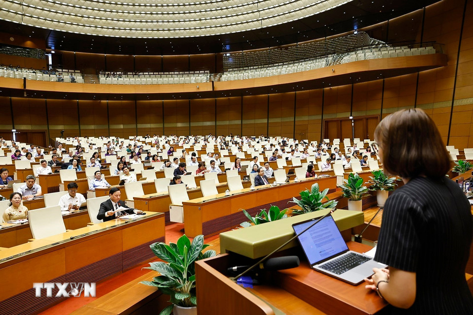 Giám đốc điều hành GenAI Fund Laura Nguyễn thuyết trình tại hội nghị. (Ảnh: Doãn Tấn/TTXVN)