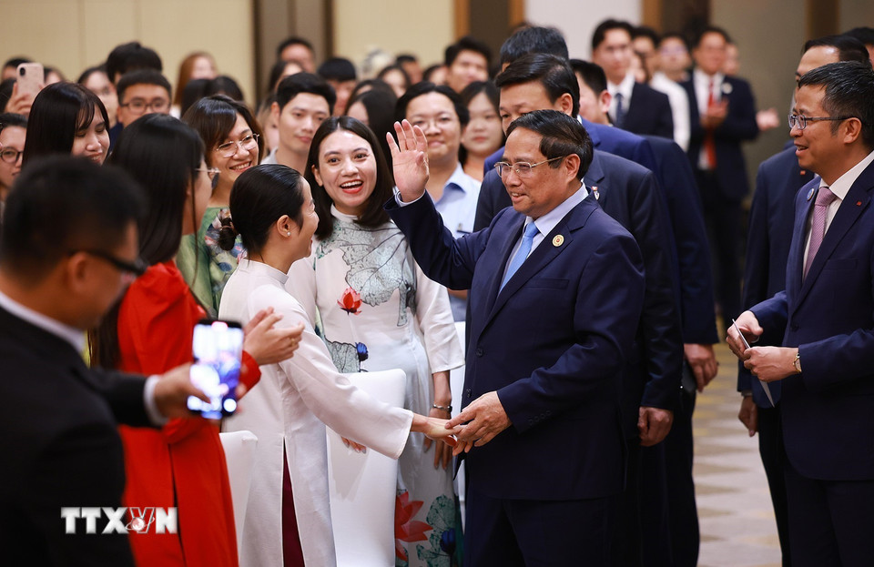 Thủ tướng Phạm Minh Chính gặp cộng đồng, lưu học sinh Việt Nam tại khu vực Bắc Kinh, Thiên Tân, Hà Bắc (Trung Quốc). (Ảnh: Dương Giang/TTXVN)