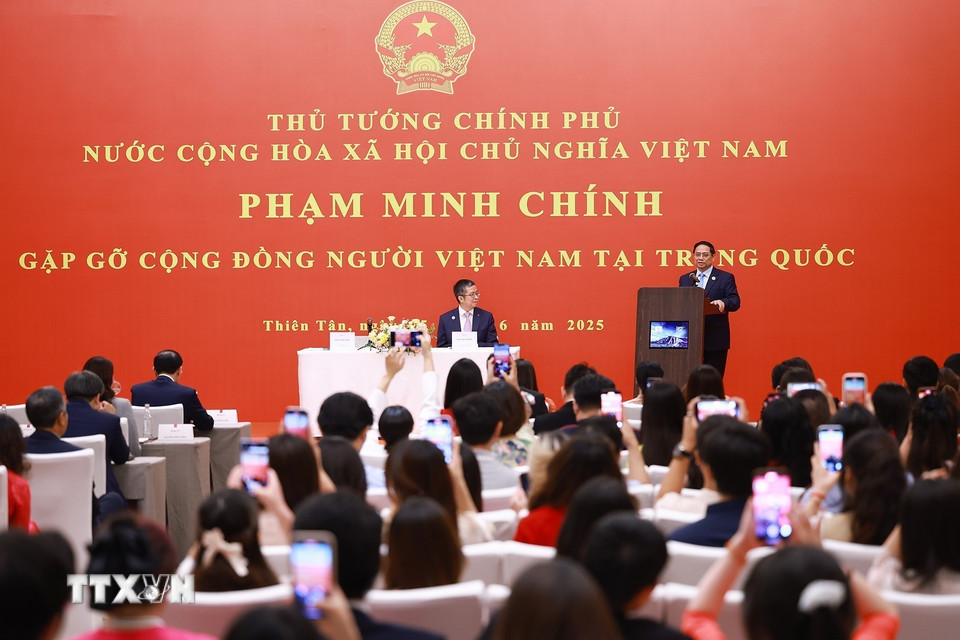 Thủ tướng Phạm Minh Chính phát biểu tại buổi gặp gỡ cộng đồng, lưu học sinh Việt Nam tại khu vực Bắc Kinh, Thiên Tân, Hà Bắc. (Ảnh: Dương Giang/TTXVN)