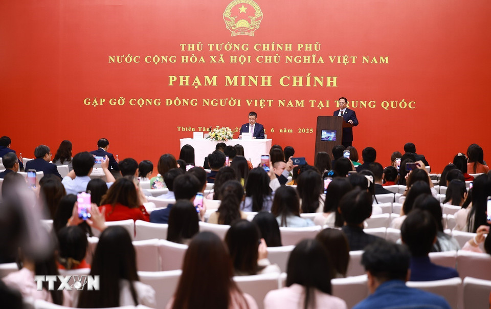 Thủ tướng Phạm Minh Chính phát biểu tại buổi gặp gỡ cộng đồng, lưu học sinh Việt Nam tại khu vực Bắc Kinh, Thiên Tân, Hà Bắc. (Ảnh: Dương Giang/TTXVN)