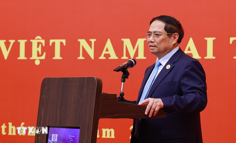 Thủ tướng Phạm Minh Chính phát biểu tại buổi gặp gỡ cộng đồng, lưu học sinh Việt Nam tại khu vực Bắc Kinh, Thiên Tân, Hà Bắc. (Ảnh: Dương Giang/TTXVN)