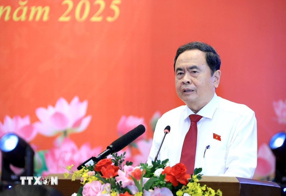 Chủ tịch Quốc hội Trần Thanh Mẫn chúc mừng các nữ đại biểu Quốc hội trực thuộc Đảng ủy Quốc hội. (Ảnh: Tuấn Anh/TTXVN)