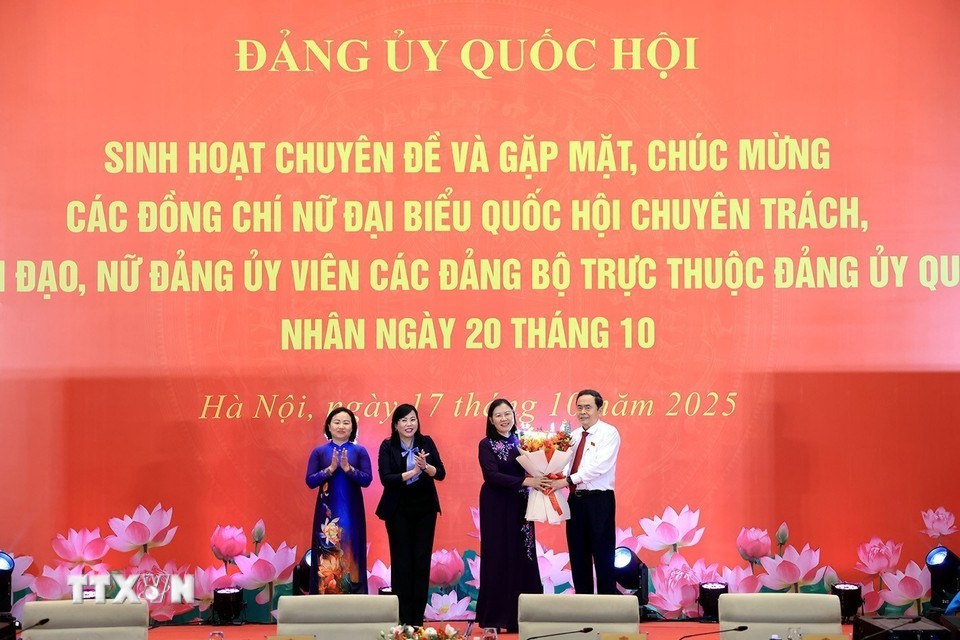 Chủ tịch Quốc hội Trần Thanh Mẫn tặng hoa, chúc mừng các nữ đại biểu Quốc hội trực thuộc Đảng ủy Quốc hội. (Ảnh: Tuấn Anh/TTXVN)
