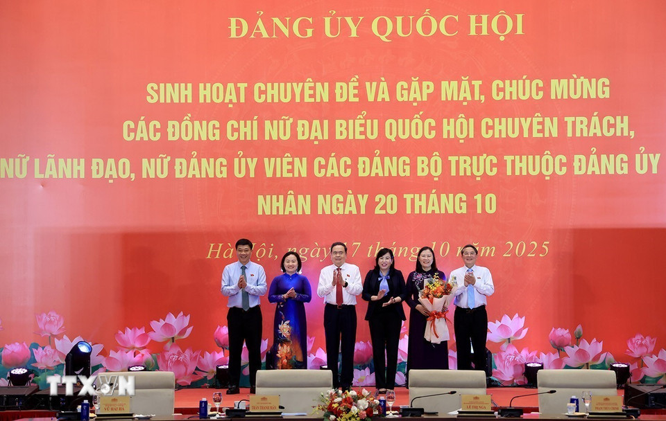 Chủ tịch Quốc hội Trần Thanh Mẫn tặng hoa, chúc mừng các nữ đại biểu Quốc hội trực thuộc Đảng ủy Quốc hội. (Ảnh: Tuấn Anh/TTXVN)