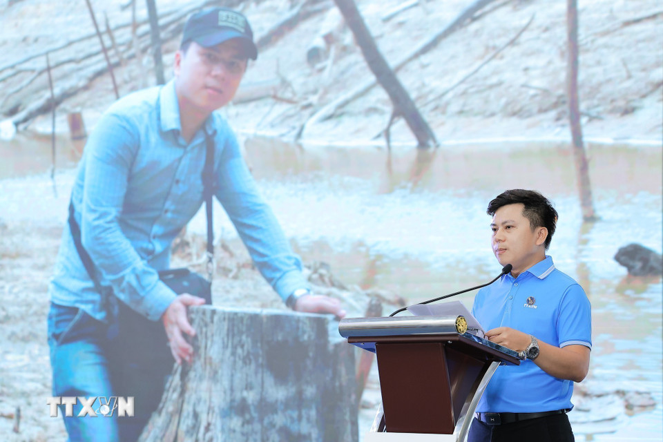 Anh Võ Mạnh Hùng, phóng viên báo Điện tử VietnamPlus phát biểu tham luận với chủ đề “Vượt qua khó khăn, thử thách, hoàn thành tốt nhiệm vụ thông tin.” (Ảnh: Lê Đông/TTXVN)