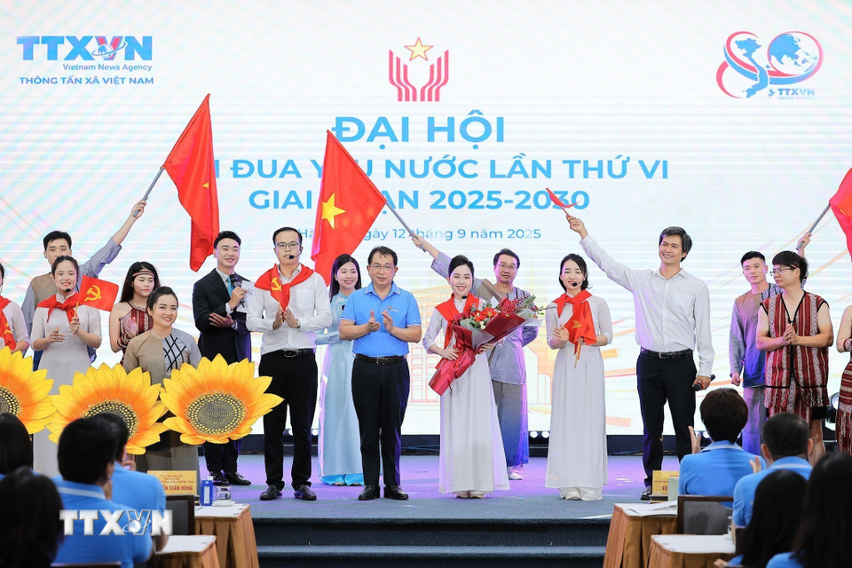 Ông Nguyễn Tuấn Hùng, Phó Bí thư thường trực Đảng ủy, Phó tổng giám đốc, Phó Chủ tịch Hội đồng Thi đua-Khen thưởng TTXVN lên tặng hoa đội văn nghệ TTXVN. (Ảnh: Lê Đông/TTXVN)