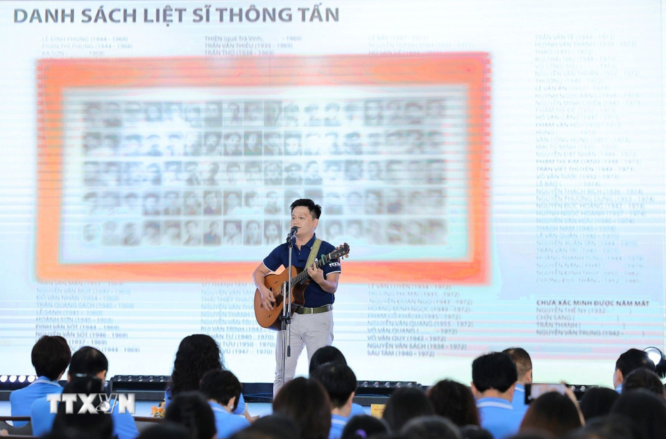 Tiết mục văn nghệ “Còn gì đẹp hơn” do cán bộ, viên chức, người lao động TTXVN thể hiện tại Đại hội. (Ảnh: Lê Đông/TTXVN)