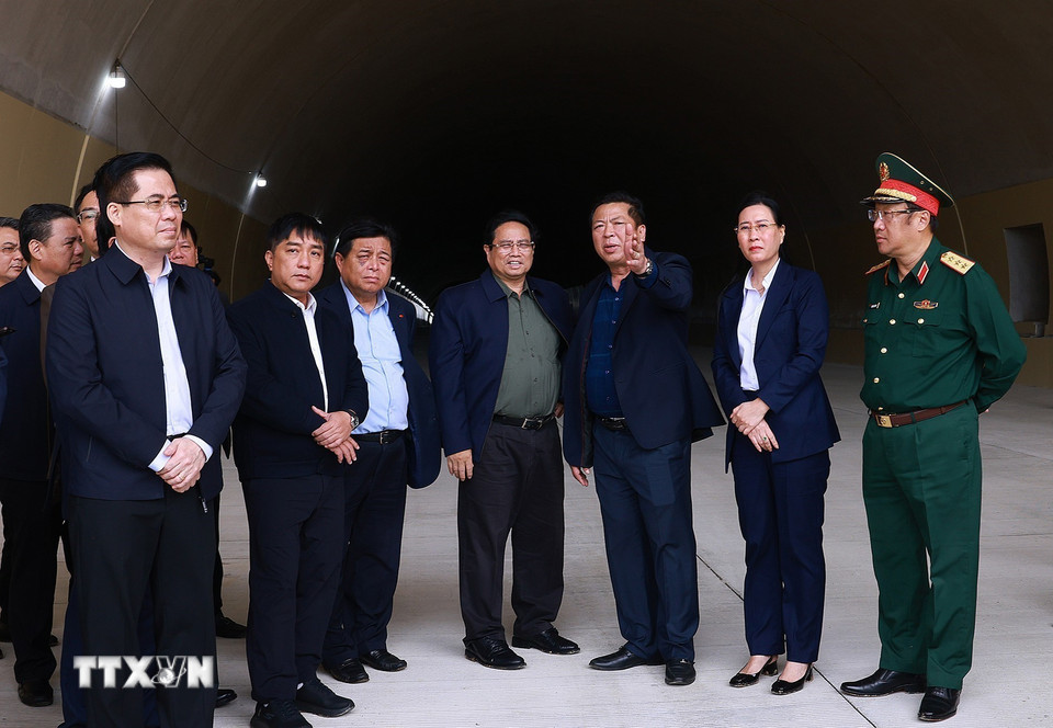 Thủ tướng Phạm Minh Chính kiểm tra dự án cao tốc Quảng Ngãi-Hoài Nhơn (Bình Định) thuộc cao tốc Bắc-Nam phía Đông. (Ảnh: Dương Giang/TTXVN)