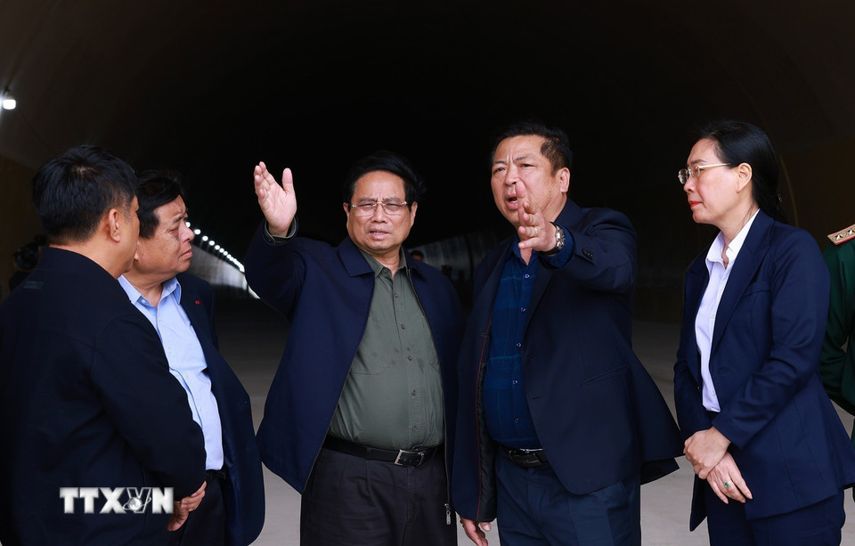 Thủ tướng Phạm Minh Chính kiểm tra dự án cao tốc Quảng Ngãi-Hoài Nhơn (Bình Định) thuộc cao tốc Bắc-Nam phía Đông. (Ảnh: Dương Giang/TTXVN)