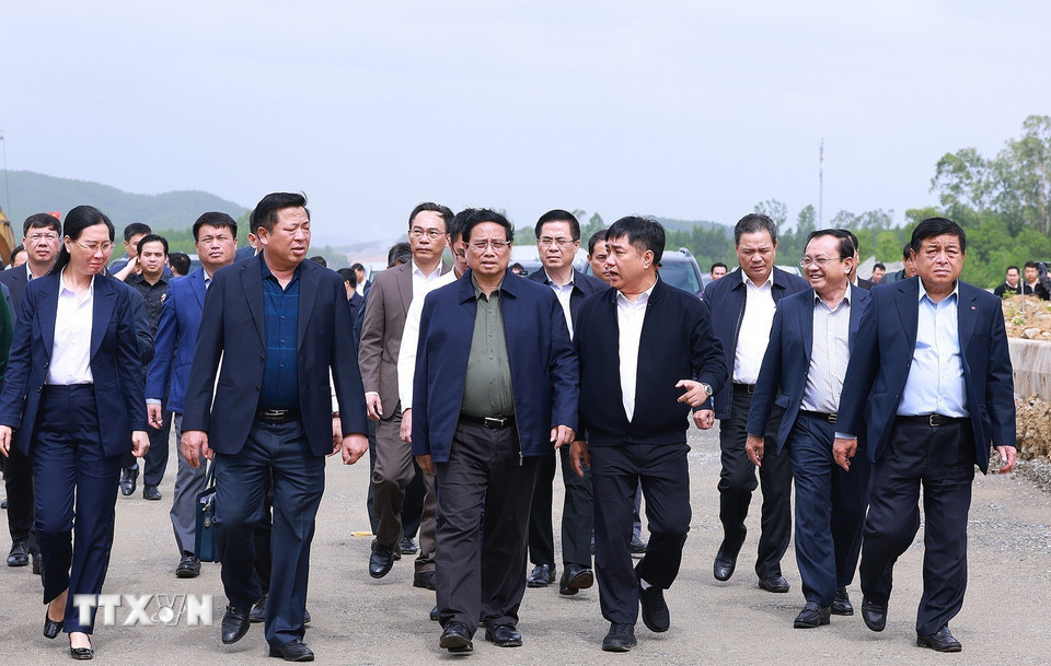 Thủ tướng Phạm Minh Chính kiểm tra dự án cao tốc Quảng Ngãi-Hoài Nhơn (Bình Định) thuộc cao tốc Bắc-Nam phía Đông. (Ảnh: Dương Giang/TTXVN)