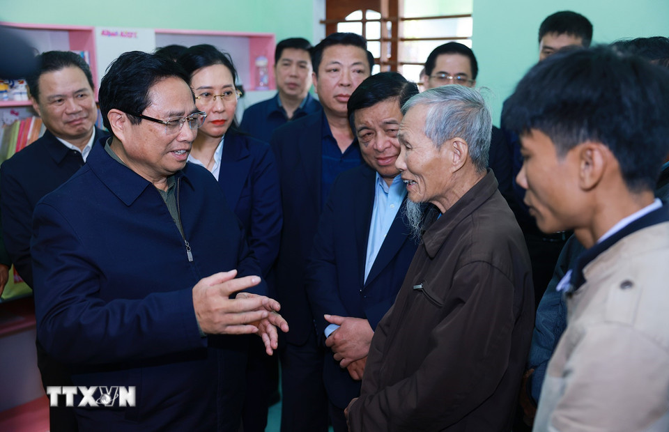 Thủ tướng Phạm Minh Chính thăm hộ gia đình thuộc diện chương trình xóa nhà tạm, nhà dột nát tại xã Đức Chánh, huyện Mộ Đức. (Ảnh: Dương Giang/TTXVN)