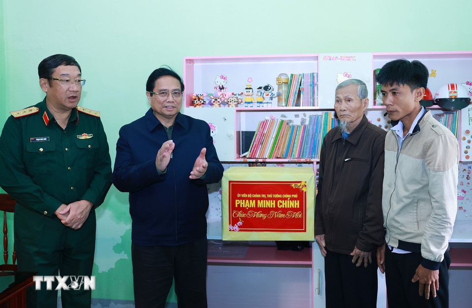 Thủ tướng Phạm Minh Chính thăm, tặng quà cho hộ gia đình thuộc diện chương trình xóa nhà tạm, nhà dột nát tại xã Đức Chánh, huyện Mộ Đức. (Ảnh: Dương Giang/TTXVN)