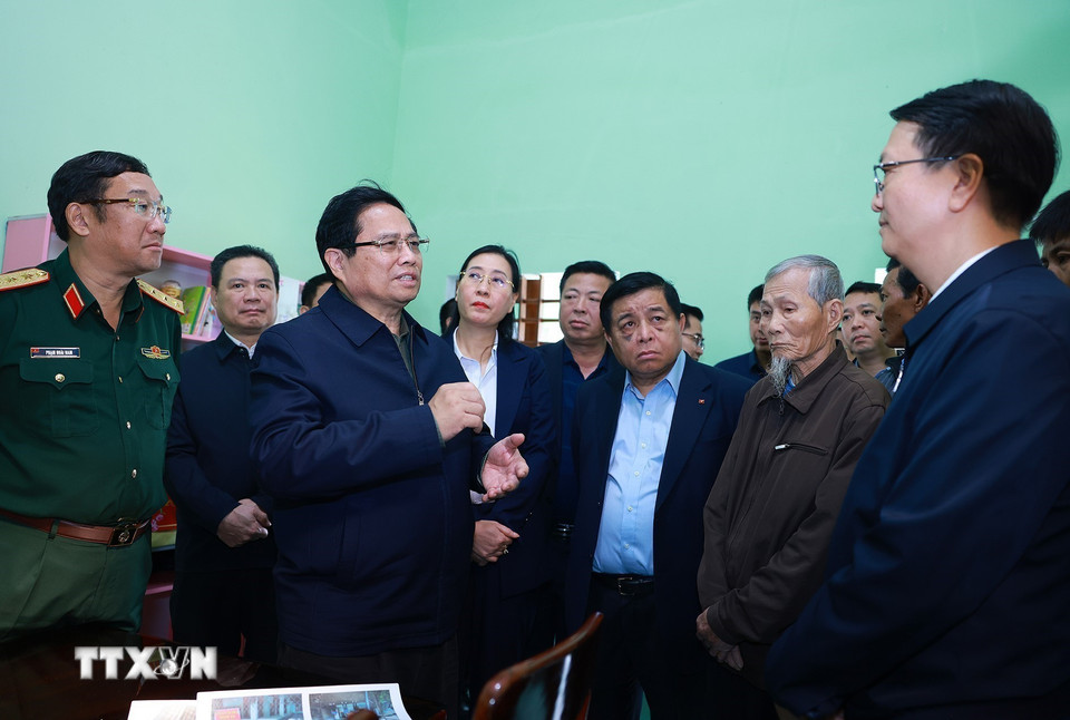 Thủ tướng Phạm Minh Chính thăm hộ gia đình thuộc diện chương trình xóa nhà tạm, nhà dột nát tại xã Đức Chánh, huyện Mộ Đức. (Ảnh: Dương Giang/TTXVN)