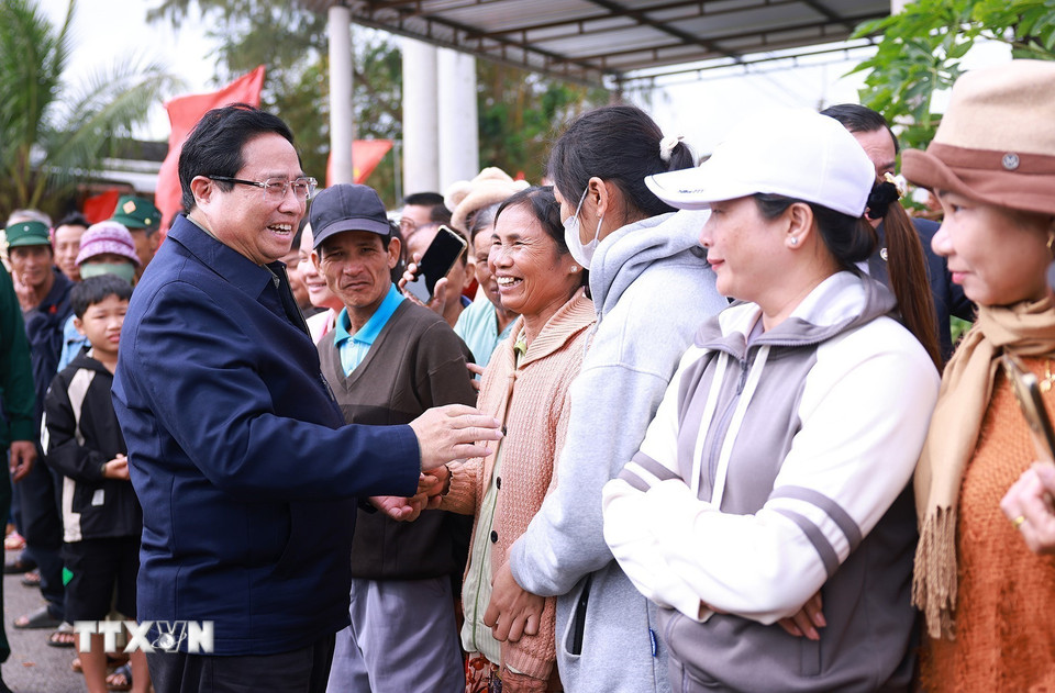 Thủ tướng Phạm Minh Chính với nhân dân vùng dự án. (Ảnh: Dương Giang/TTXVN)