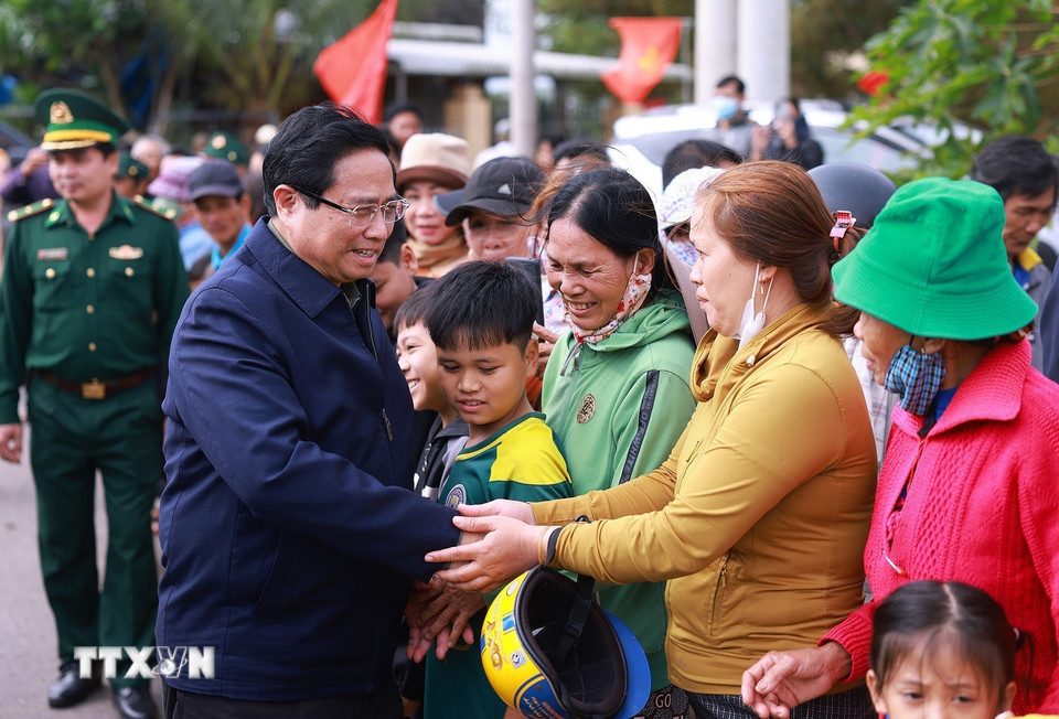 Thủ tướng Phạm Minh Chính với nhân dân vùng dự án. (Ảnh: Dương Giang/TTXVN)