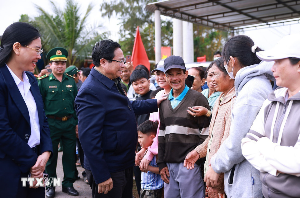 Thủ tướng Phạm Minh Chính với nhân dân vùng dự án. (Ảnh: Dương Giang/TTXVN)