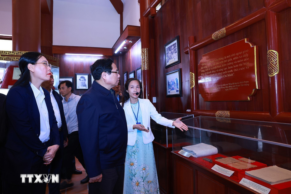 Thủ tướng Phạm Minh Chính thăm quan trưng bày ảnh và hiện vật về Thủ tướng Phạm Văn Đồng trong Khu lưu niệm (xã Đức Tân, huyện Mộ Đức). (Ảnh: Dương Giang/TTXVN)