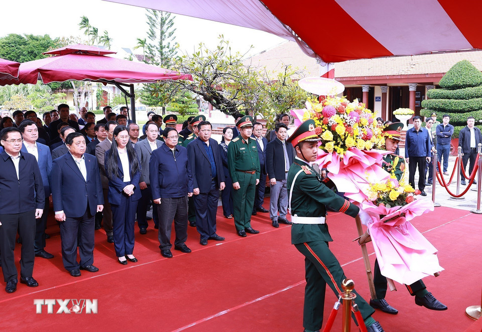 Thủ tướng Phạm Minh Chính dâng hoa tại Khu lưu niệm Thủ tướng Phạm Văn Đồng (xã Đức Tân, huyện Mộ Đức). (Ảnh: Dương Giang/TTXVN)