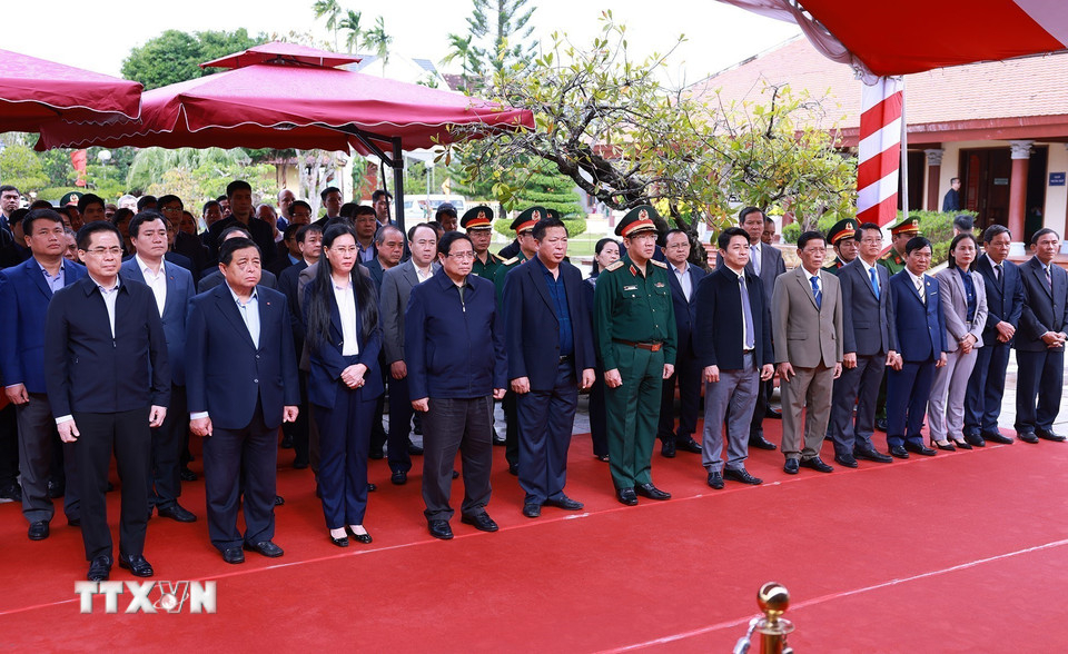 Thủ tướng Phạm Minh Chính và các đại biểu tưởng niệm Thủ tướng Phạm Văn Đồng tại Khu lưu niệm xã Đức Tân, huyện Mộ Đức. (Ảnh: Dương Giang/TTXVN)