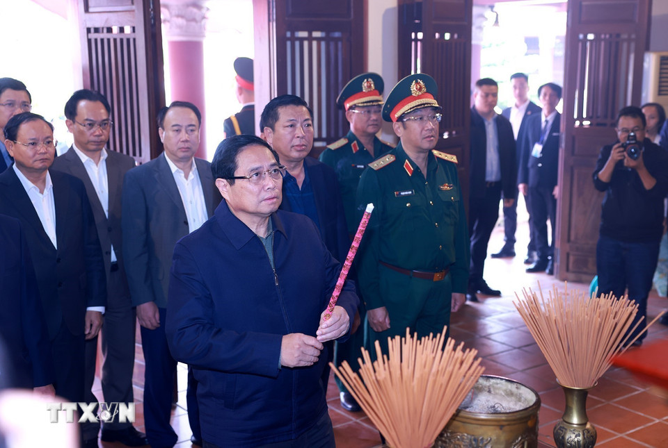 Thủ tướng Phạm Minh Chính dâng hương tại Khu lưu niệm Thủ tướng Phạm Văn Đồng (xã Đức Tân, huyện Mộ Đức). (Ảnh: Dương Giang/TTXVN)