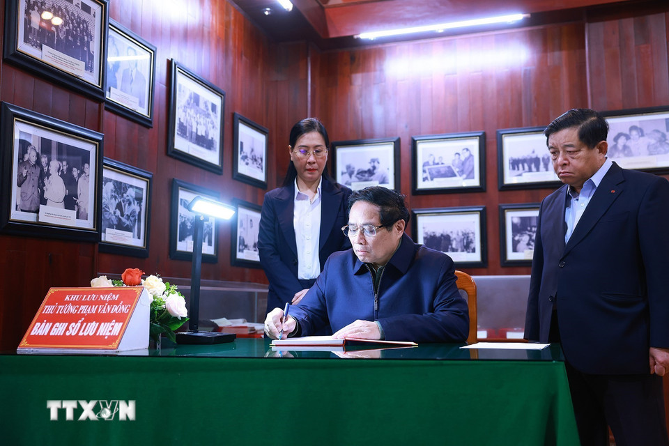 Thủ tướng Phạm Minh Chính viết lưu bút tại Khu lưu niệm (xã Đức Tân, huyện Mộ Đức). (Ảnh: Dương Giang/TTXVN)