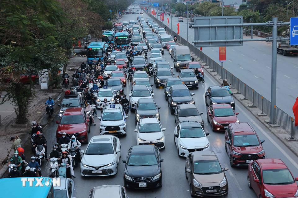 Đường Ngọc Hồi chật kín trong chiều mùng 4 Tết Ất Tỵ. (Ảnh: Hoàng Hiếu/TTXVN)