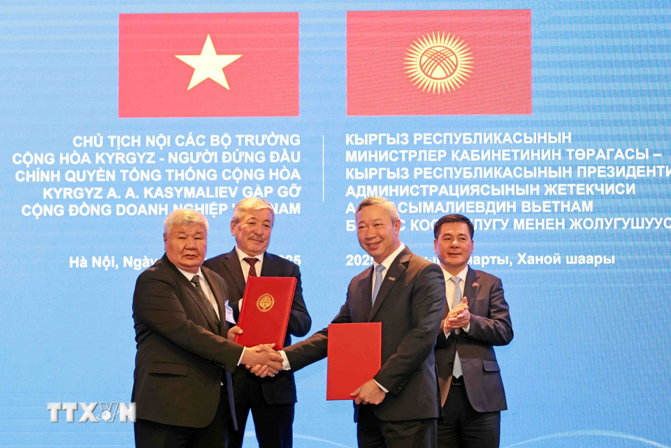 Lễ trao Biên bản được ký kết giữa Bộ Công Thương Việt Nam, Bộ Năng lượng Kyrgyzstan với các doanh nghiệp Việt Nam. (Ảnh: Trần Việt/TTXVN)