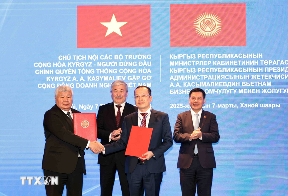 Lễ trao Biên bản được ký kết giữa Bộ Công Thương Việt Nam, Bộ Năng lượng Kyrgyzstan với các doanh nghiệp Việt Nam. (Ảnh: Trần Việt/TTXVN)