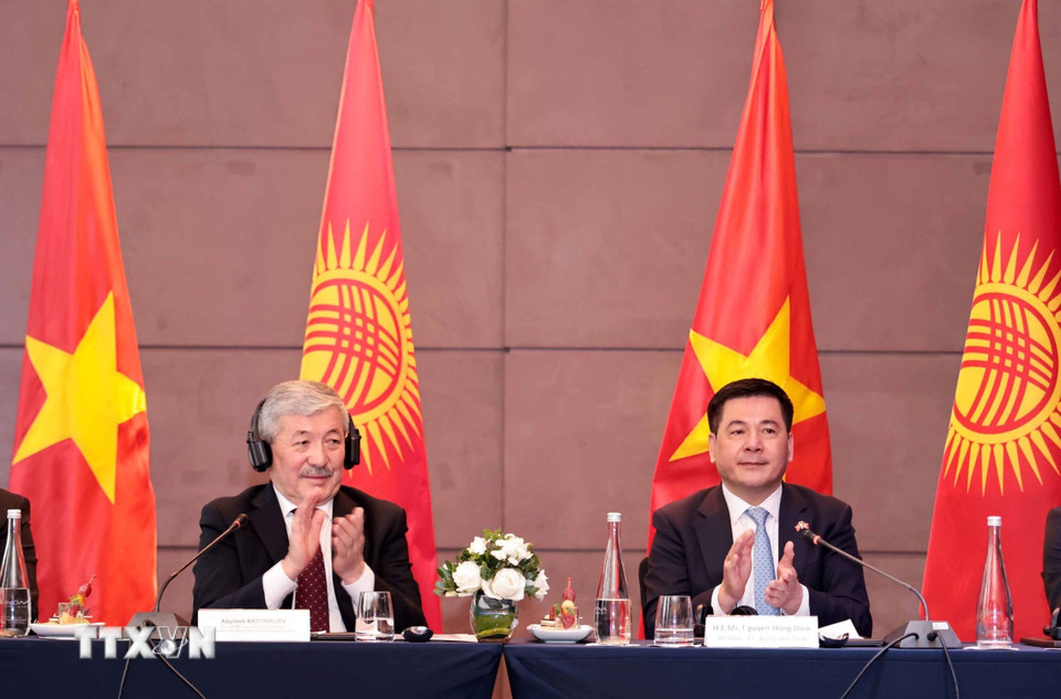 Thủ tướng Kyrgyzstan Adylbek Kasymaliev và Bộ trưởng Nguyễn Hồng Diên đồng chủ trì Diễn đàn. (Ảnh: Trần Việt/TTXVN)