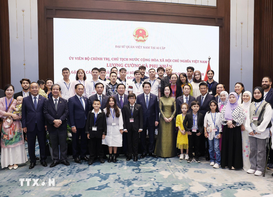 Chủ tịch nước Lương Cường và Phu nhân cùng đoàn đại biểu cấp cao Việt Nam với cán bộ, nhân viên Đại sứ quán, các cơ quan và đại diện cộng đồng người Việt Nam tại Ai Cập. (Ảnh: Lâm Khánh/TTXVN)