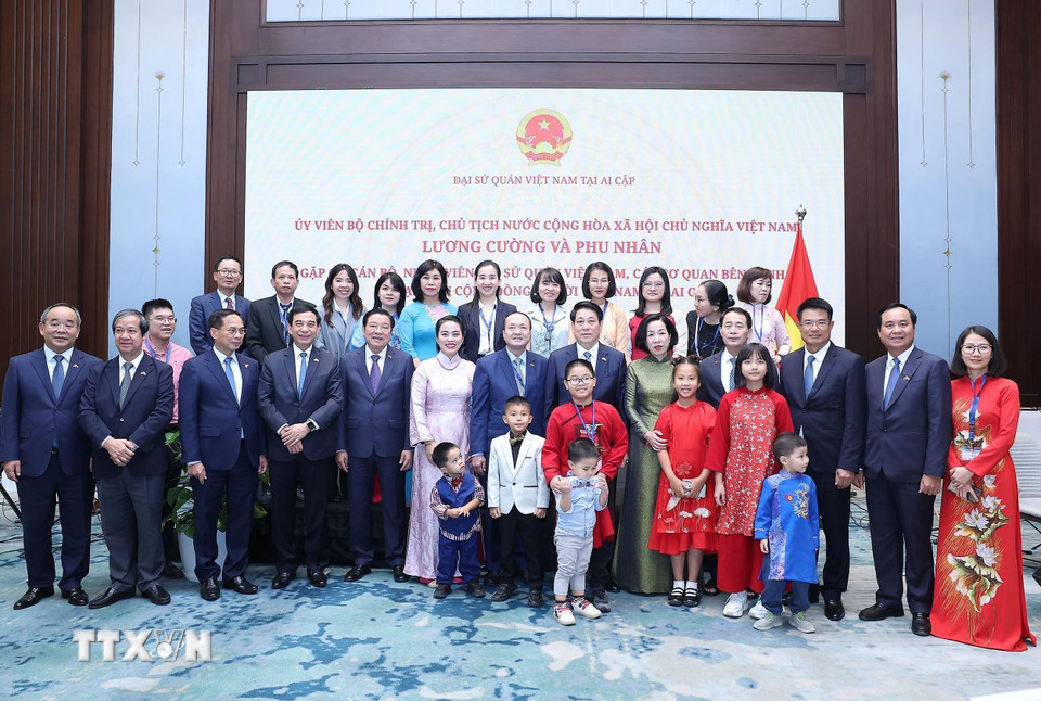 Chủ tịch nước Lương Cường và Phu nhân cùng đoàn đại biểu cấp cao Việt Nam với cán bộ, nhân viên Đại sứ quán Việt Nam tại Ai Cập. (Ảnh: Lâm Khánh/TTXVN)